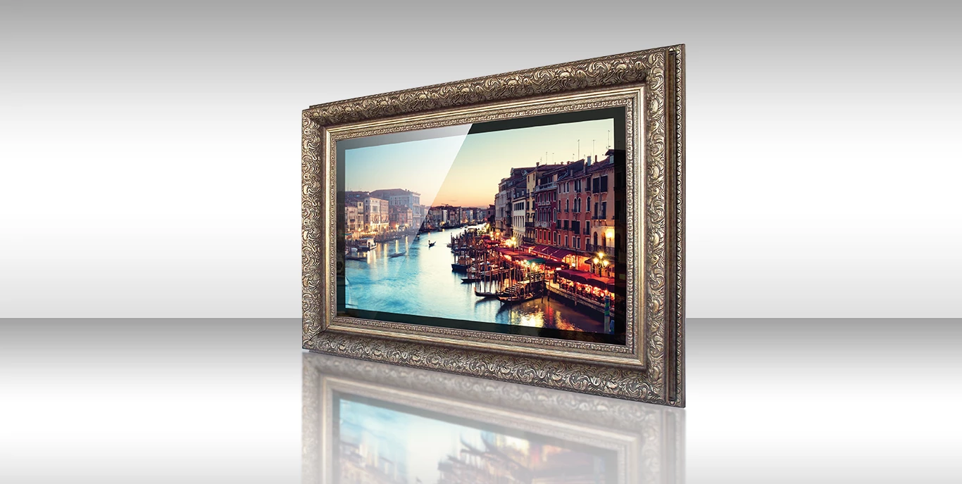 TV espejo con marco Chiwan de DecoVue y un pintoresco paisaje urbano de canales en la pantalla.