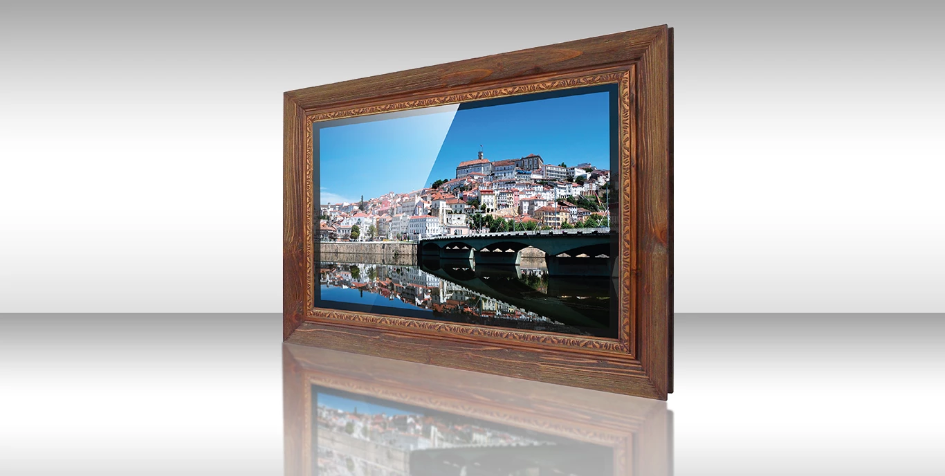 TV espejo con marco de madera Colina mostrando un vibrante paisaje urbano diurno en la pantalla.