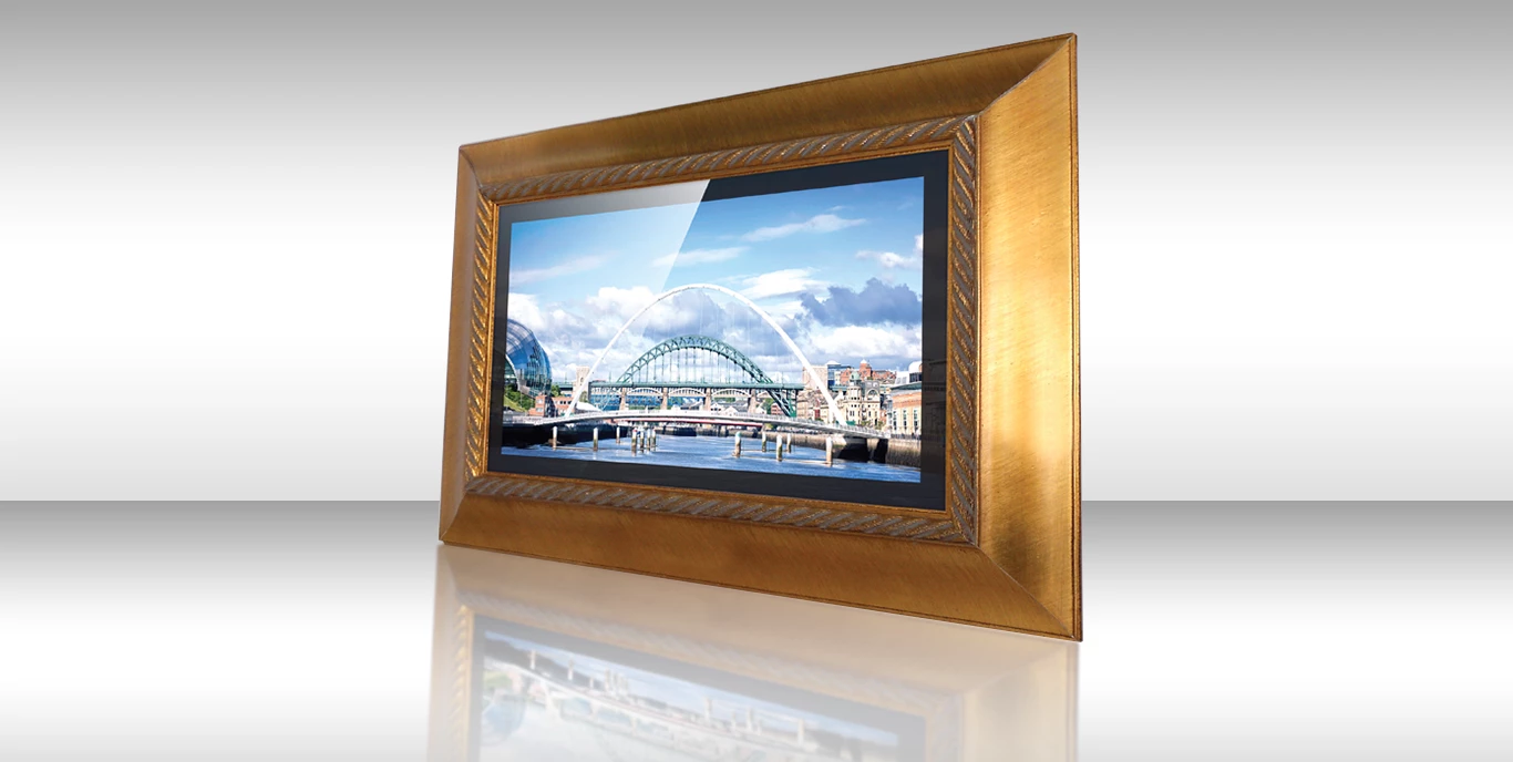 TV espejo con marco Herlev mostrando un río y puentes bajo un cielo parcialmente nublado.