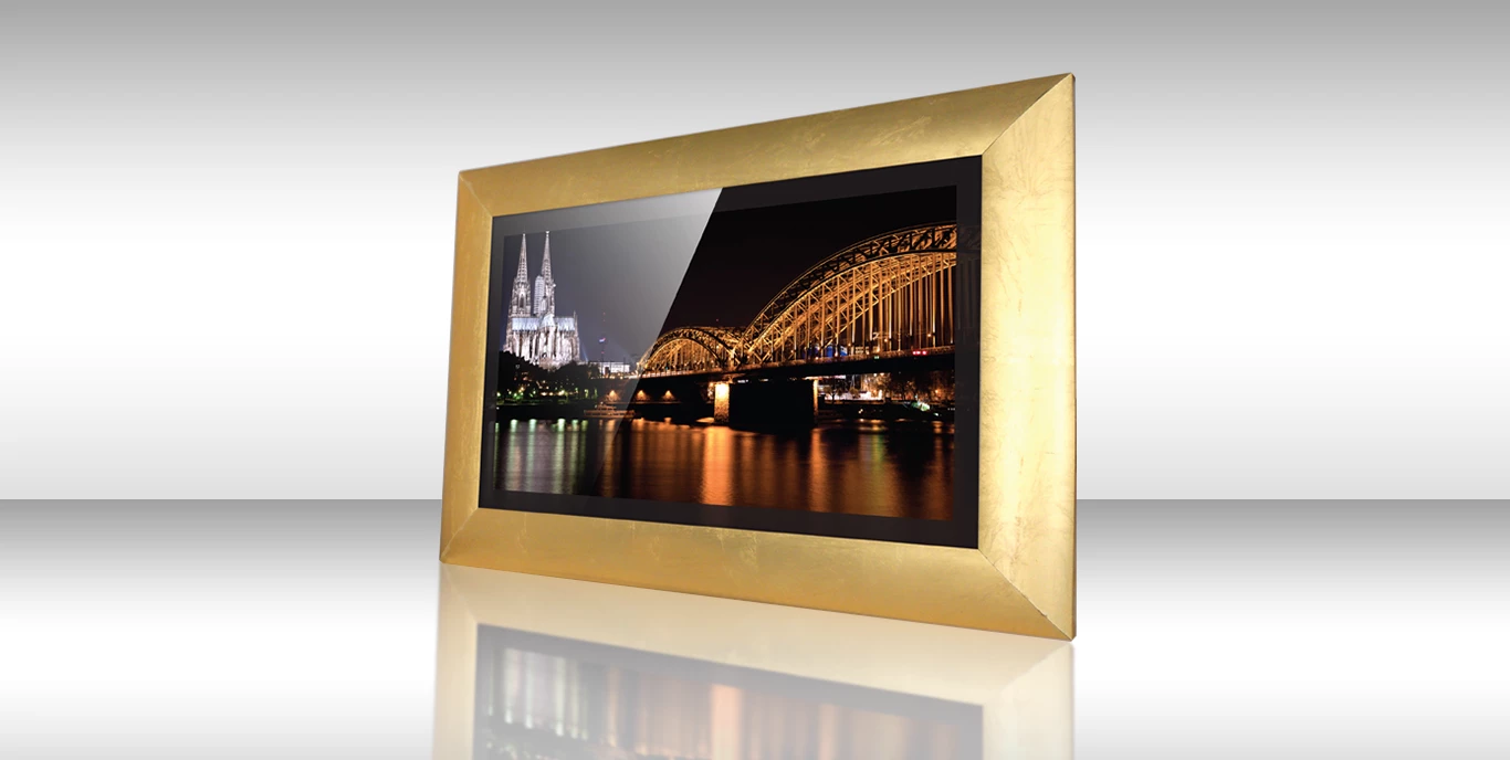 Sophisticated TV espejo con marco dorado mostrando una escena cautivadora.