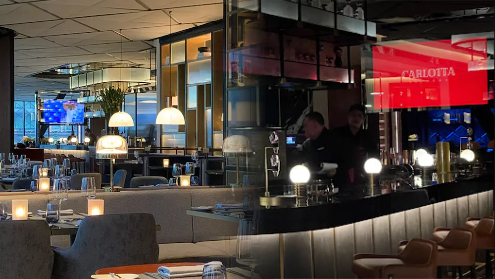 Restaurante exclusivo en Penonomé con iluminación ambiental, asientos refinados y un espejo TV integrado en el comedor.